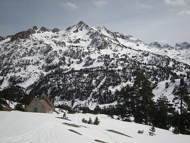 Arrivée au refuge Wallon : On trouve d'abord la chapelle