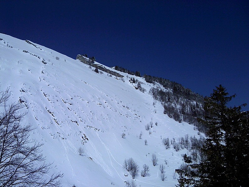 Traces montées et descente : En restant sur la droite et en évitant le 'plis' de la combe ,on évite les coulées