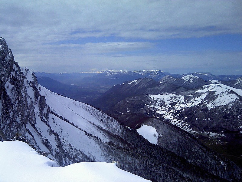 Paysage du sommet : Morbié au premier plan , au loin la Chartreuse