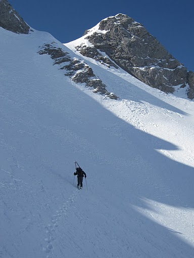 Cirque et sommet : Nous arrivons dans le petit cirque qui était en neige meuble, ce que nous laissait pas prévisager la pente précédente.