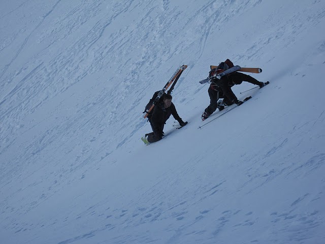 Neige dure : Nous avons mis les skis sur le dos