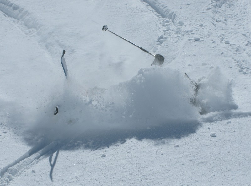 La chute en poudre : Auto-portrait ? On voit mes skis et mes batons !