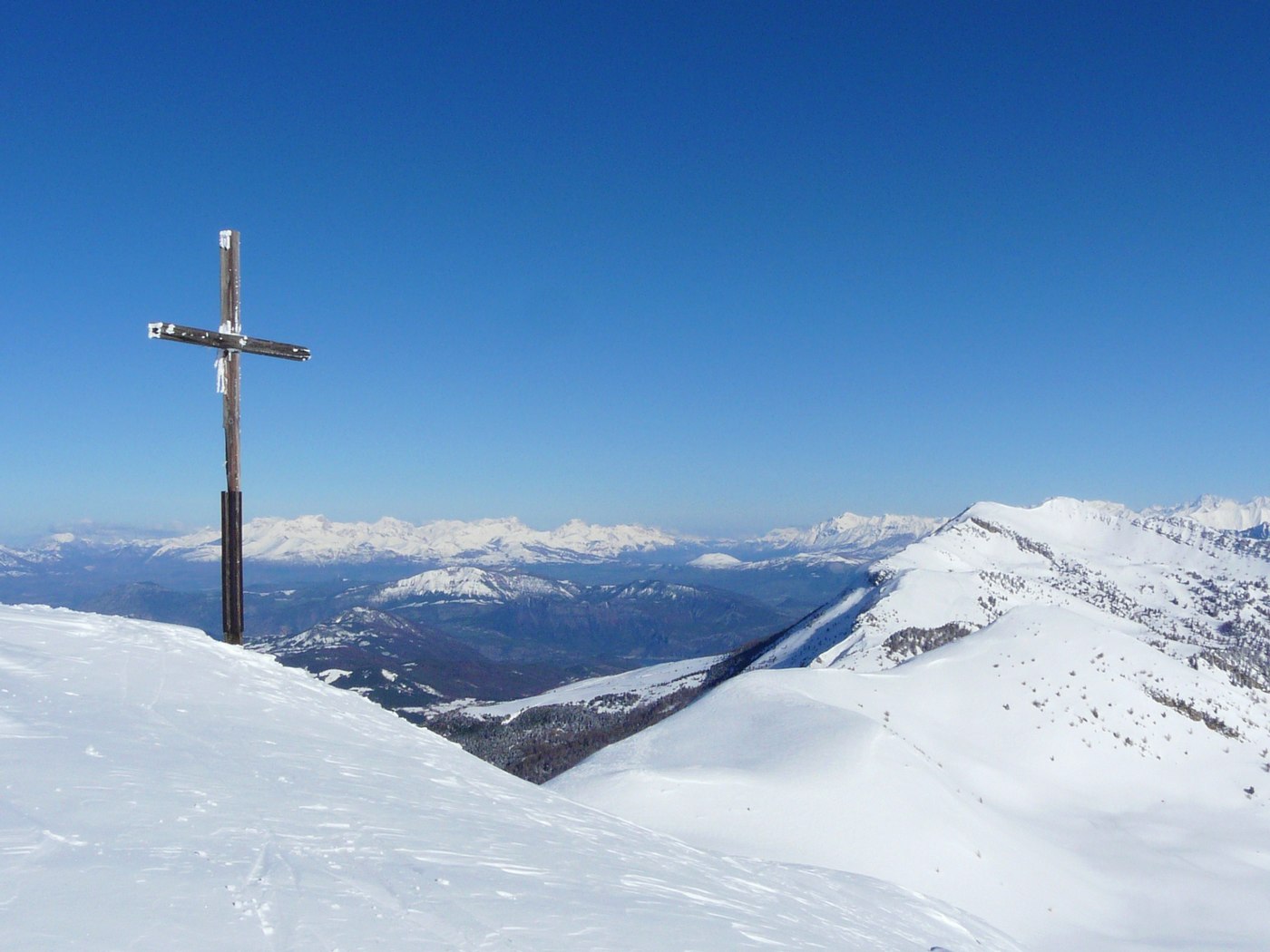 C'est bien le sommet : mont Colombis au centre et le devoluy au dessus