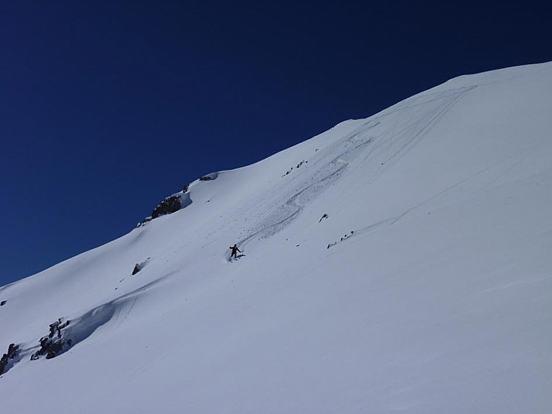 Lasseron : Haut du Lasseron, bien au sud a droite en descendant, la neige est saine, et ce fut vite plie