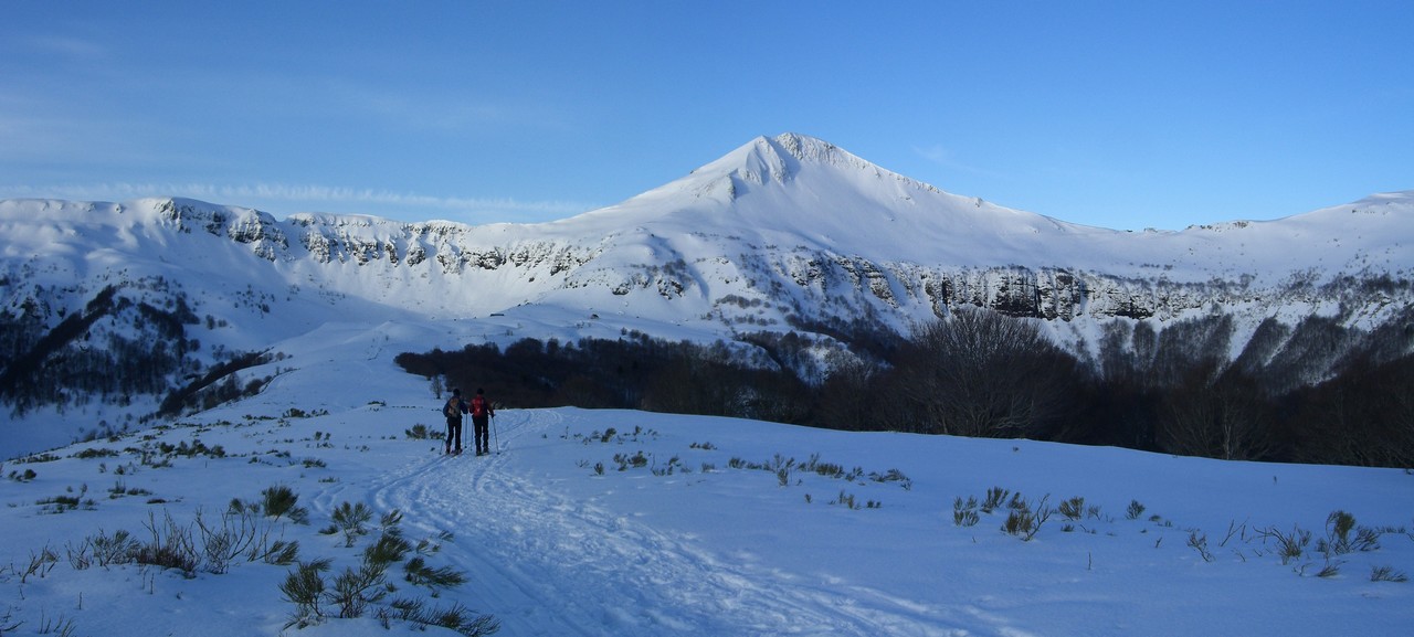 Montée vers le Puy Mary : Bel éclairage matinal sur la pyramide parfaite