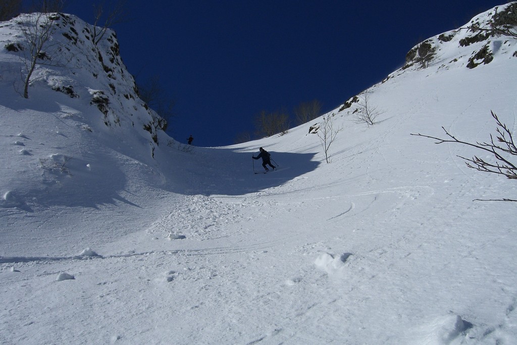 Cécile dans le goulet NE : C'est poudreux à souhait