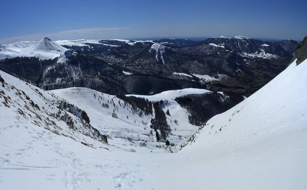 Brèche de Rolland face sud : Perspective sur les Puys Griou et Usclade et L'Elancèze