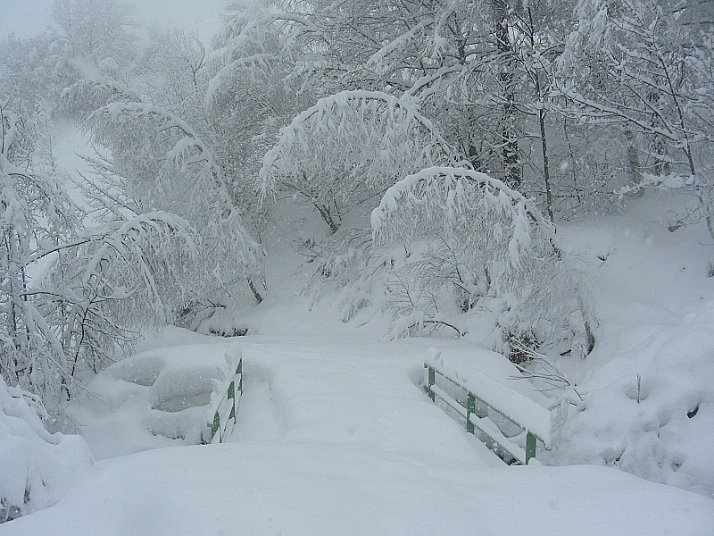 Pont au dessus de Montcheny : Jamais vu autant de neige ici si tard... !