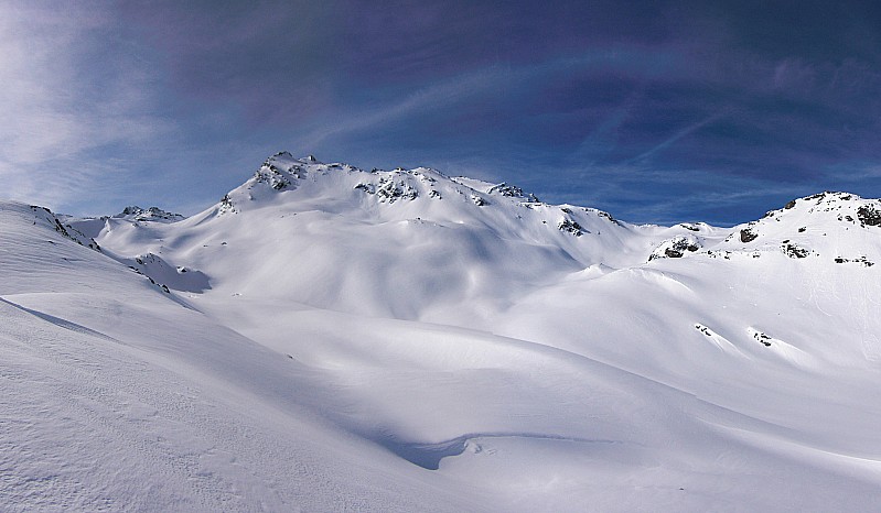 Le Mont du Chat 2807m : Le versant Nord du Mont du Chat et à droite le Col de Pierre Blanche.