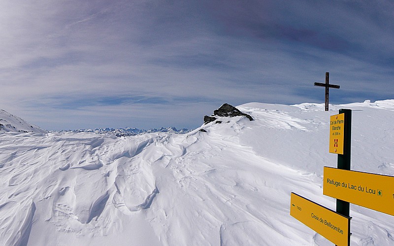 Le col de Pierre Blanche : Au fond la Barre des Ecrins et la Meije