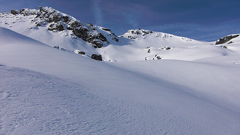Le gros rocher caractéristique : On peut accéder à la combe de Pierre Blanche par l'un des 2 cols à droite du gros rocher.