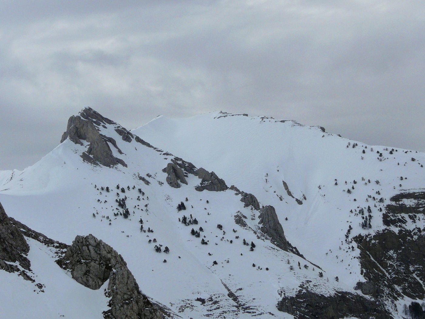 pic de Gleize et pointe 2146 m : vu deux skieurs au sommet