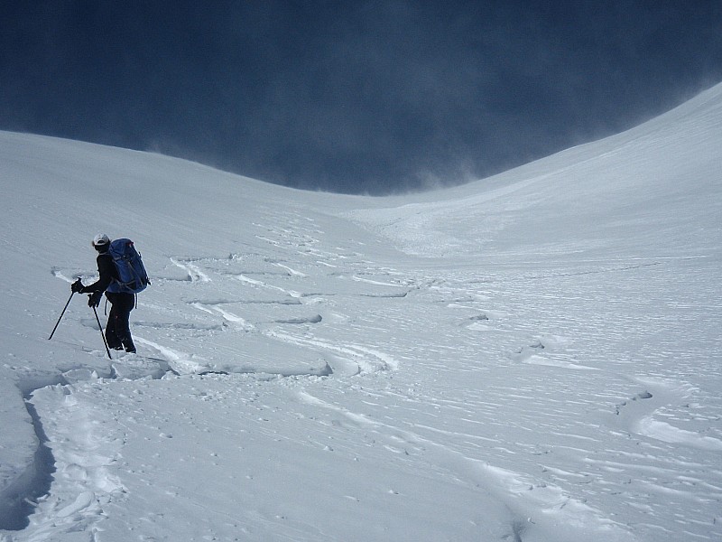 Coulée visible au fond : de la combe, on se dépêche de descendre, la neige est bonne mais on s'en fout presque !