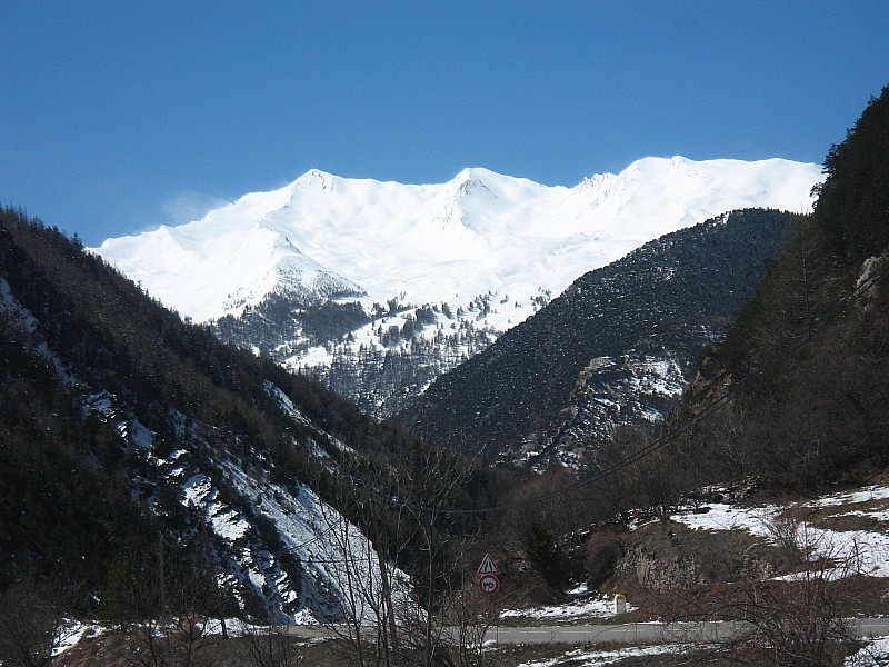 depuis la rte du col de Larche : Combe de Bachasse à gauche et celle de Croues que nous ne risquions pas de descendre.