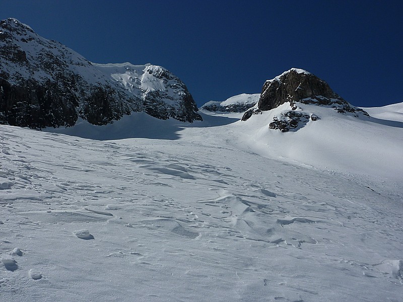 glacier de mourre la mine : poudreuse sur débris d'avalanche