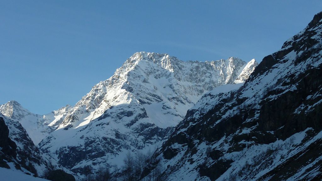 Aiguille de l'Olan : face N skiée l'année derniere par un skieur d'exception