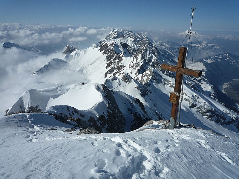 Pointe Perçée : Diable! une croix!!! ;-)