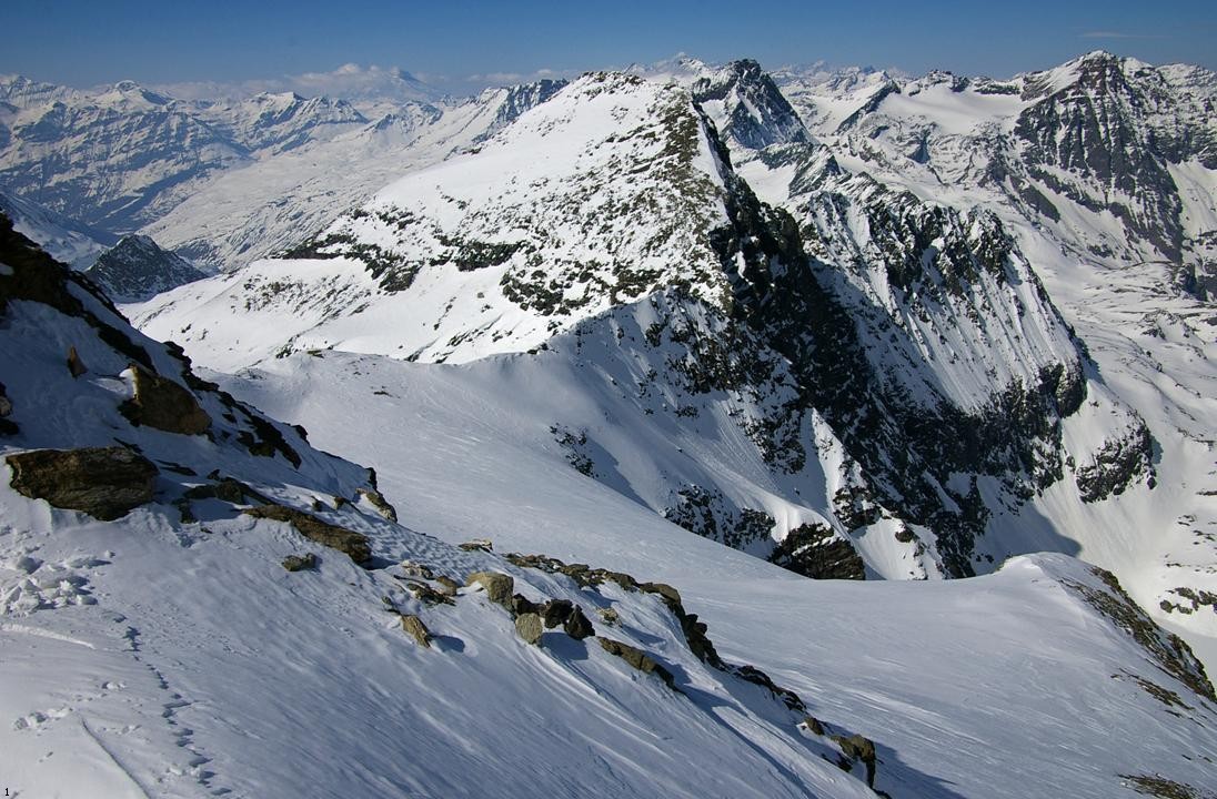 Vue sur le glacier suspendu : Vue du sommet sur le Ghiacciaio della Croce Rossa... dont le débouché vers la vallée du Lago della Rossa est tout sauf certain: à expertiser par Jib & Co...(un peu plus tard sans doute...)???
