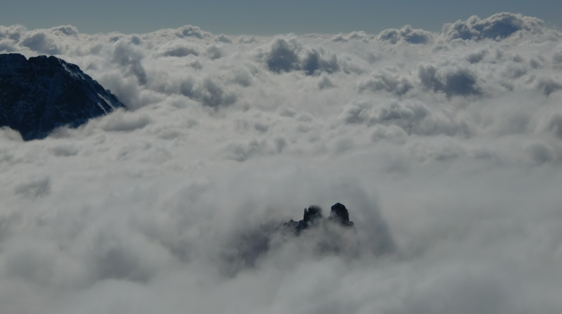 Mer de nuage : Percée par un timide sommet