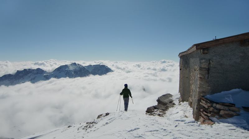 Chapelle en vue : Et Camille qui contemple la mer du nuages