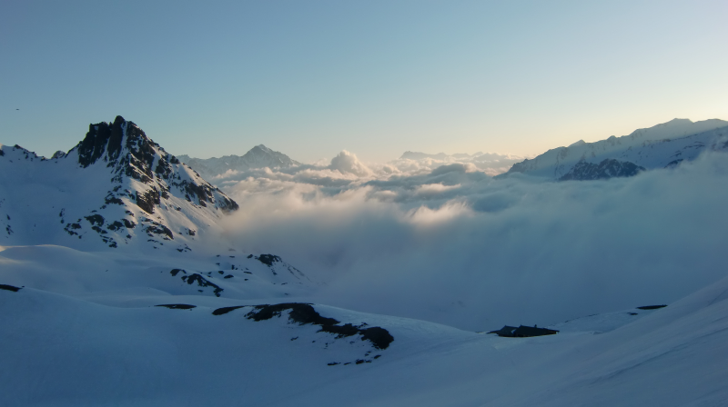 Lueurs matinales : Au-dessus des nuages