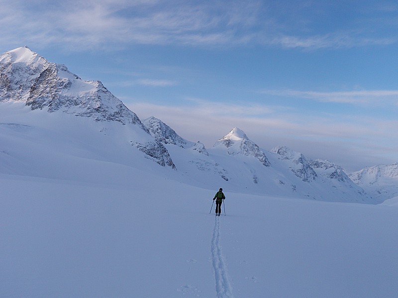 Aouille tseuque : encore à l'ombre l'aiguillette avec le bivouac et l'Aouille tseuque se détache N-NE