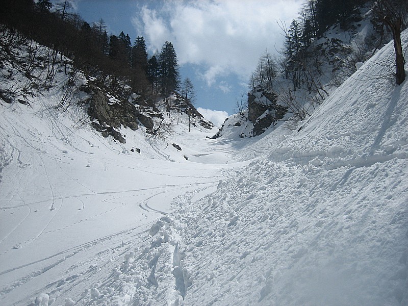 Apres Largot ca passe : La descente par le fond de vallon (et non l'itineraire) d'ete passe encore pus-tot bien