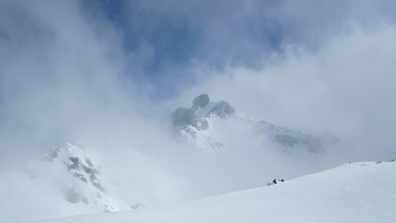 pte du grand vallon : le grand roc noir de + près entre les passages de cumulus