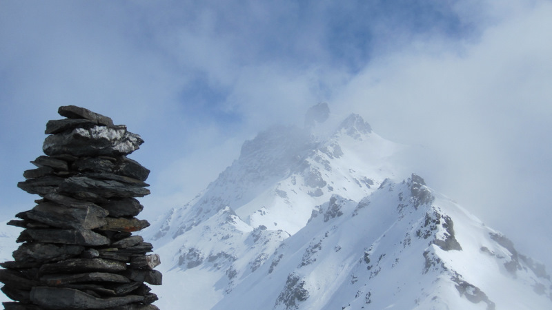 pointe du grand vallon : le sommet donne envie d'enchainer sur le grand roc noir, les nuages un peu moins ...