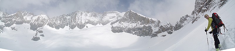 Glacier de la Selle : On remonte au Col du Replat avec à notre gauche la Brèche du Rateau et encore plus à gauche notre descente du Col de la Girose
