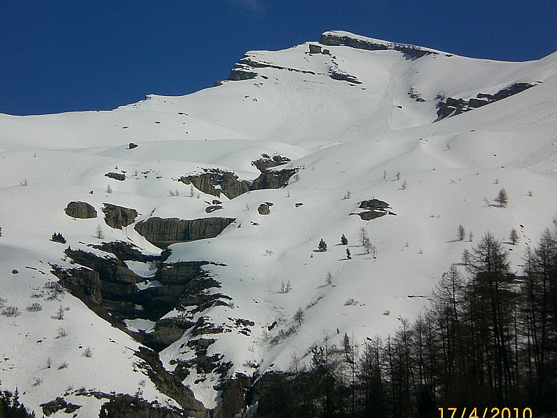 Tourond : Le sommet et sa pente SW  avec la descente rive G de la cascade.