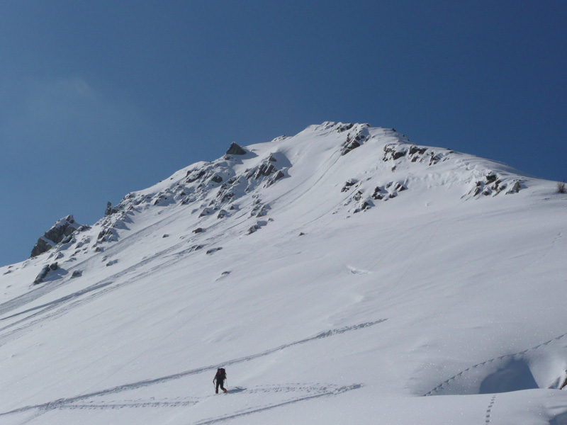 Petit Peygu: final : La pente finale avant le collu : la grosse plaque partie est bien visible... Je me suis décidé finalement à traverser dans la zone décapée, sans incident, pour rejoindre une zone sûre donnant accès à l'arête finale
