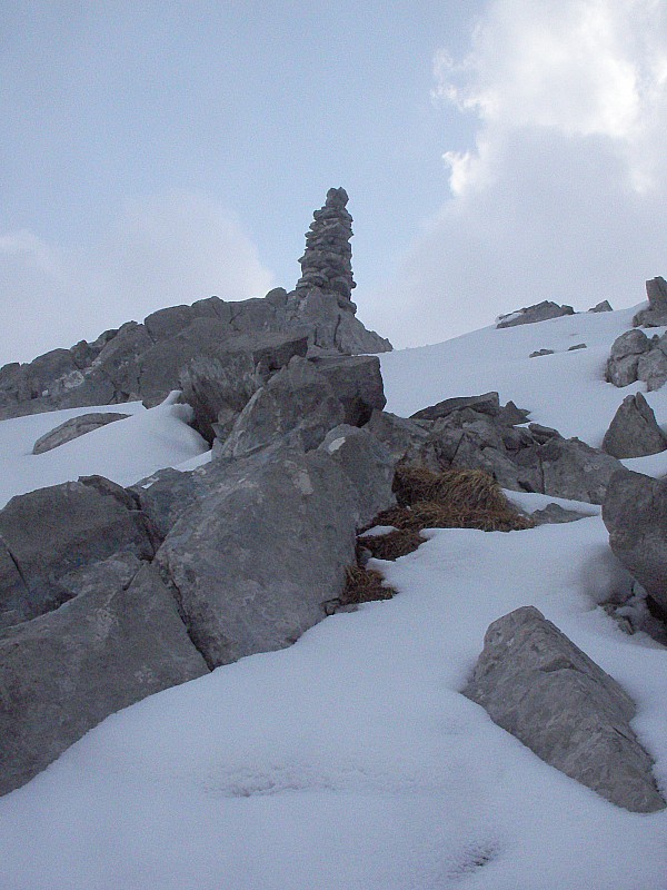 Le cairn du sommet : Un peu de ciel bleu avant le brouillard