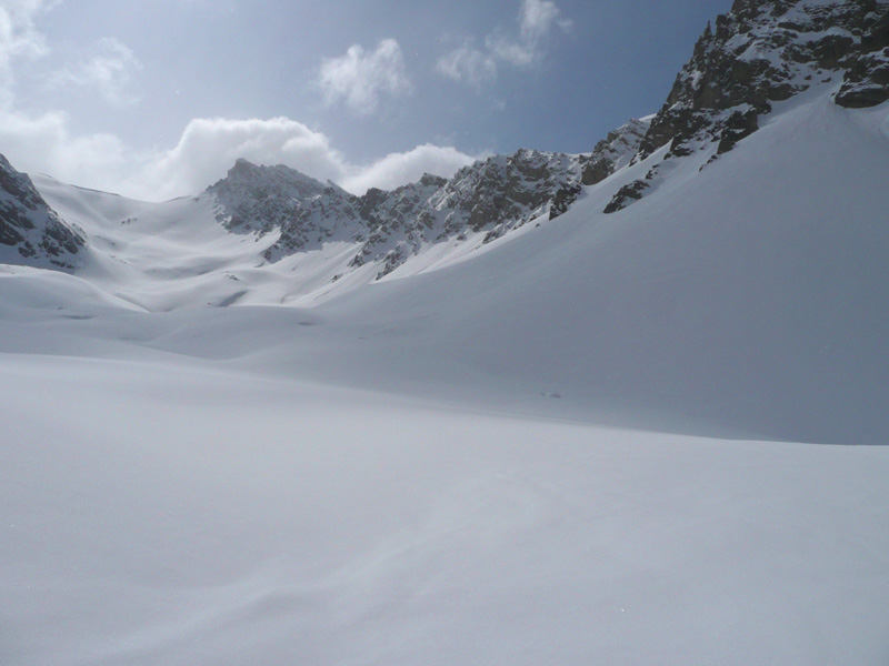 Vallon d'Albert : Seuls sous la crête de la Riche. Très loin devant, le col du Longet et la Haute Ubaye...