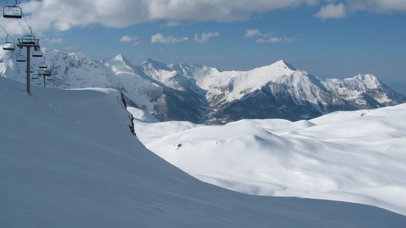 Vallon de Archinard : Vue depuis la station d'Orcière, enneigée et sans skieurs