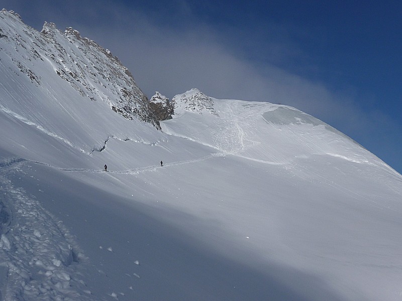 Traversée sous la Barre : Cela monte à skis jusqu'au Dôme