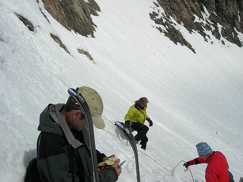 Col des agneaux : un guide et ses trois clients redescendent du col (ont traversé par la Platte des Agneaux)