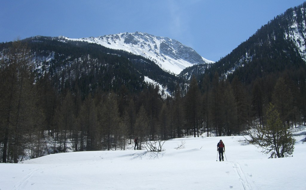 Après le pont Ville Basse : Au dessus, la Croix Carail et le Rocher du Raisin