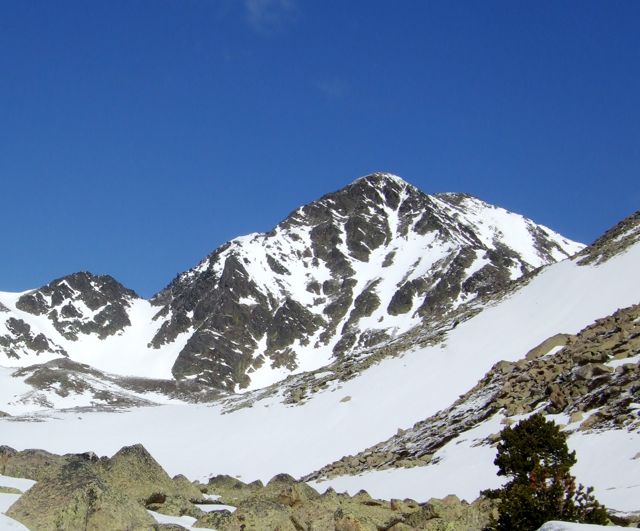 Col des Andorrans et face Est : Sommes montés par les couloirs de neige sous le sommet, et la branche droite de l'Y