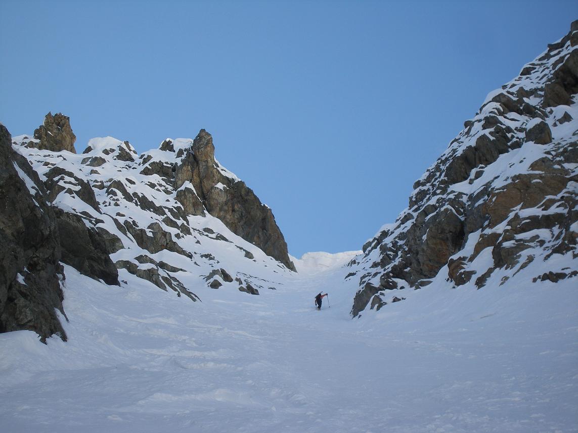 proche de la sortie : avec sa corniche