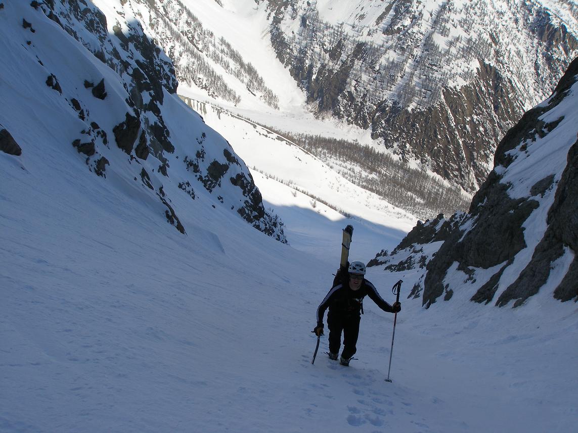 joli cheminement : dans une neige froide