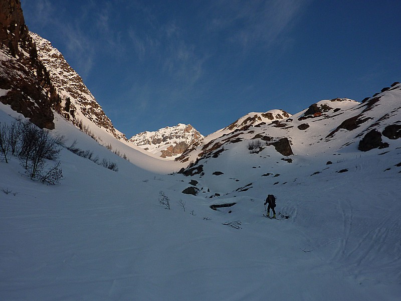 Sous l'alpage de Kummenalp : Au fond le Ferdenrothorn, changement de décors après l'Oberland.