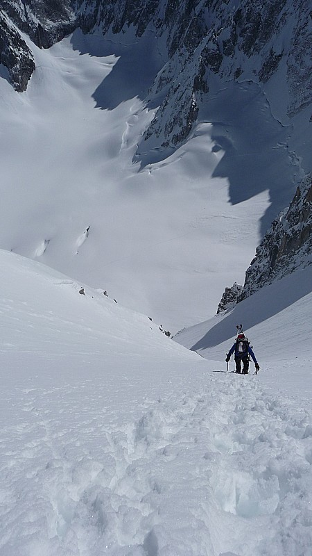 Col des Cristaux : Deuxième moitié de la face. la pente se creuse et nos poursuivants sont toujours à nos trousses...
