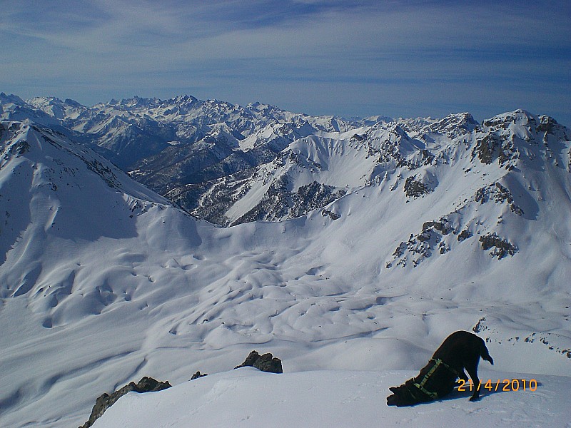 Peygu : Du sommet, vue sur le col des Ourdeis, le Clôt de la Cime et Beaudouis.