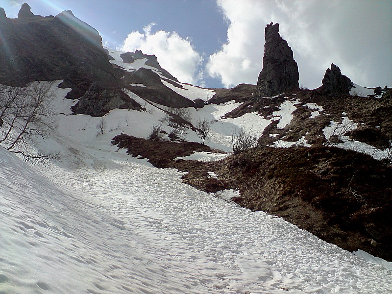cascade du Ferrand : bien chargée, on aperçoit le passage qui permet de passer en ne sautant guère plus d'1m/1m50...reste à être capable de contrôler sa vitesse ensuite !