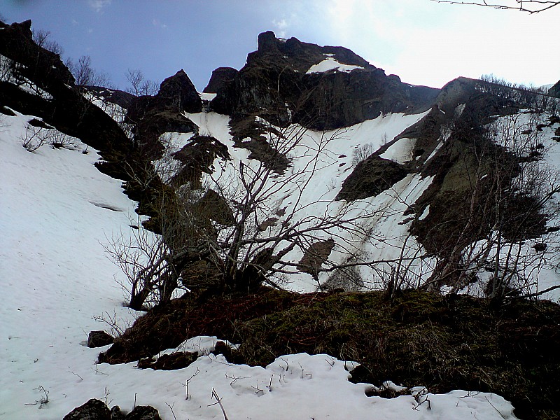 pas très fréquenté : me semble t-il, ce coin de Chaudefour. On monte nettement plus à droite que l'aiguillette.
