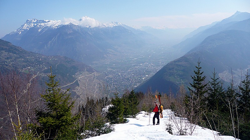 Vue plongeante sur Martigny : On est dans la descente, mais notez qu'on n'a pas enlevé les peaux, au point où on en est ...