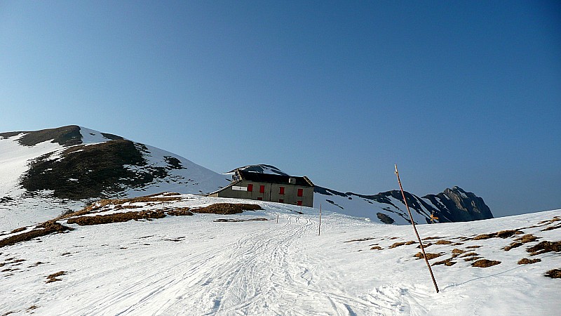 Arrivée au Col de Balme : Derrière le refuge, de gauche à droite : la Tête de Balme, l' Arolette et la Croix de Fer