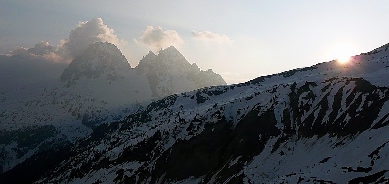 Fin de journée : Le soleil se couche derrière les Aiguilles Rousses (Aiguilles de l'Encrenaz, Morris et Mesure)