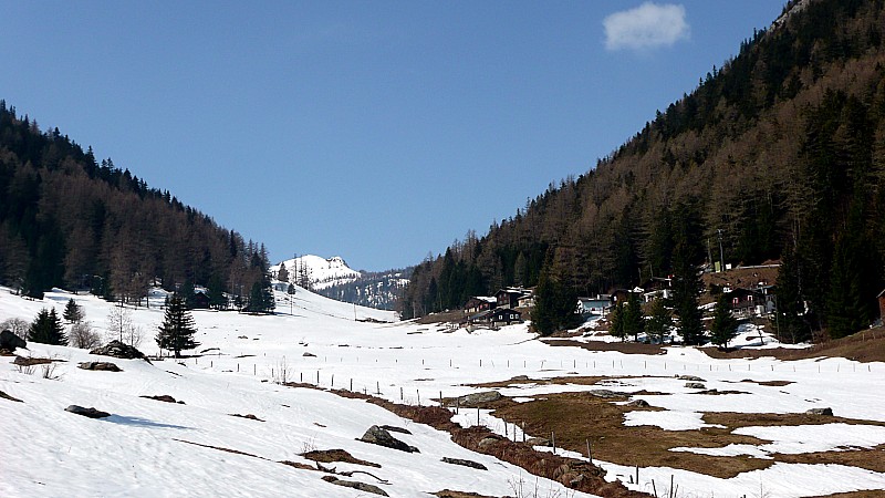 Vue de La Caffe : En direction du Col de la Forclaz (sans l'erreur, on aurait pu descendre jusqu'à l'altitude du parking skis au pieds)